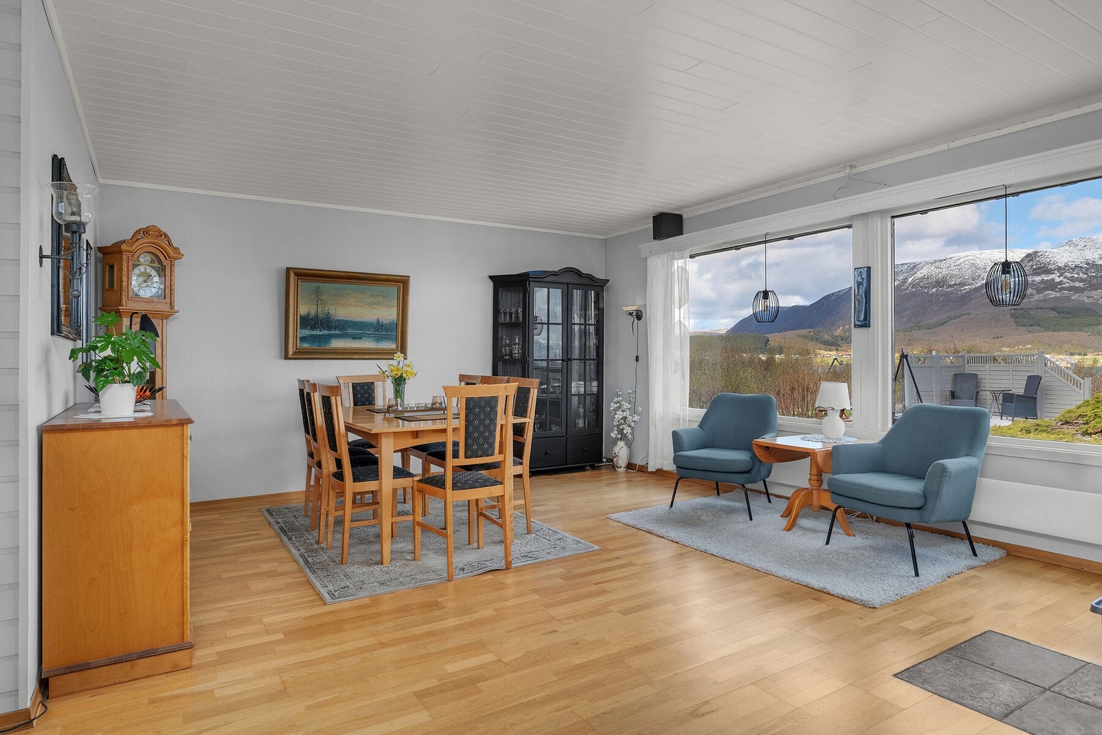 Spisestuedelen har god plass til langbord for sosiale sammenkomster. Galleribilde