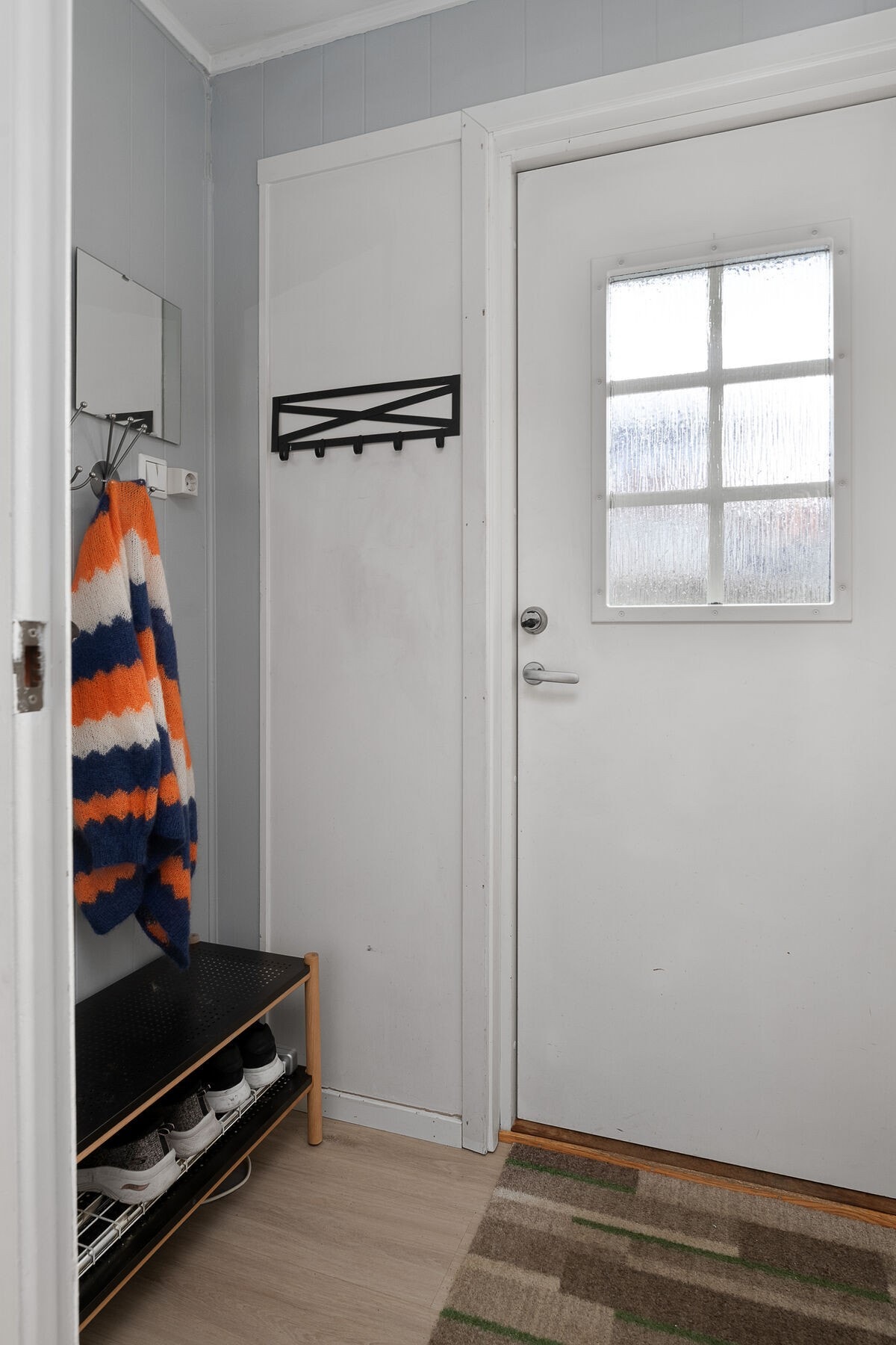 Entré med plass til å henge fra seg yttertøy. Herfra er det adkomst til et separat toalettrom. Galleribilde