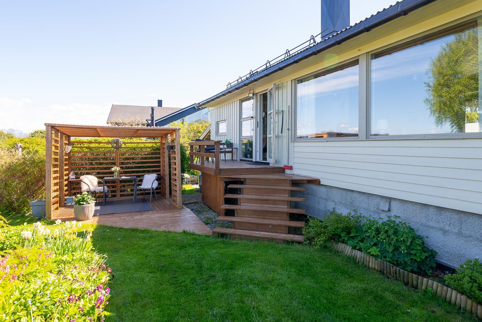 Fra stuen er det utgang til terrasse og en pergola som ble bygget i 2010. Galleribilde