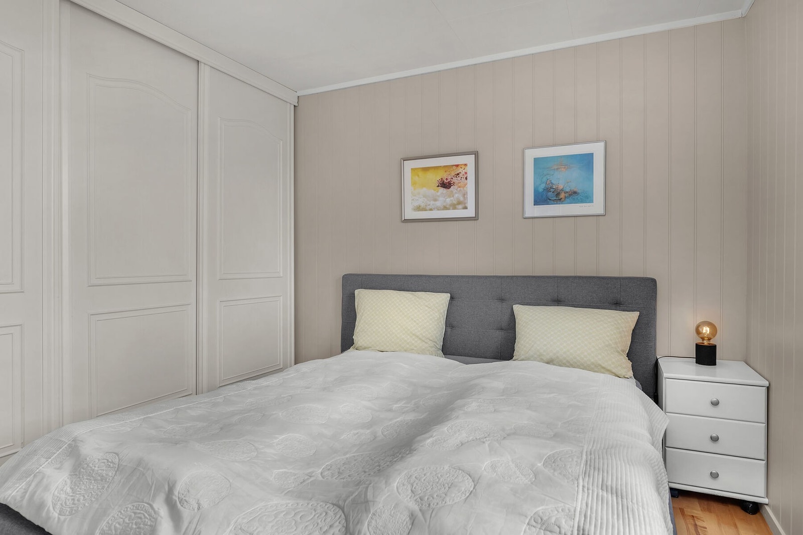 En romslig skyvedørsgarderobe gir rikelig med oppbevaringsplass. Galleribilde