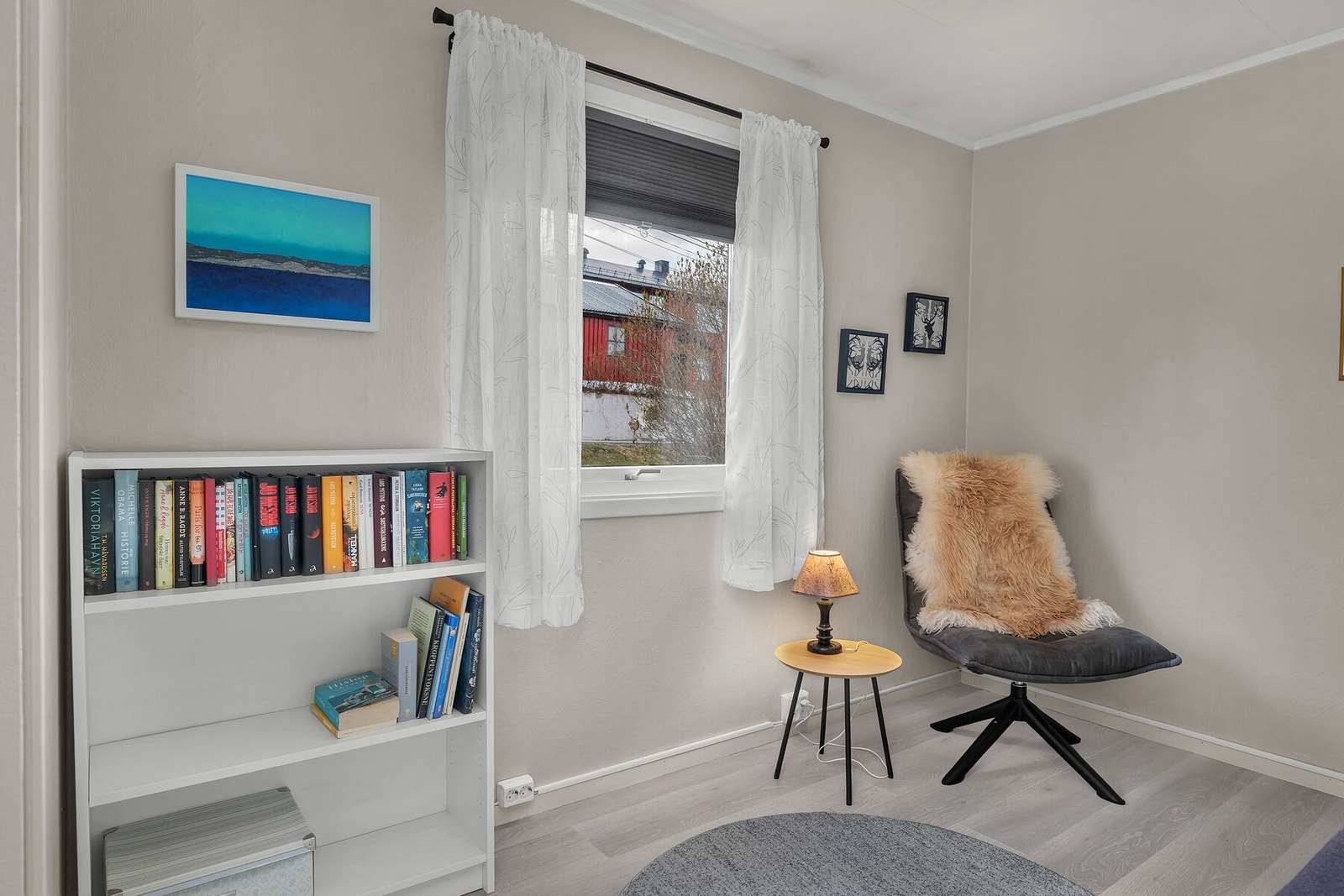 Et av soverommene, her innredet som en ekstra liten stue. Galleribilde