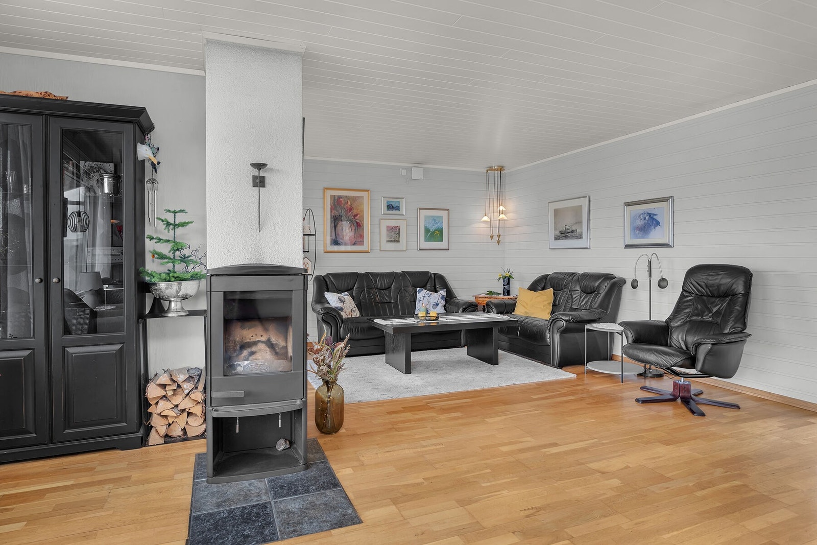 En sentralt plassert vedovn tilknyttet elementpipe gir god varme og en hyggelig atmosfære. Galleribilde