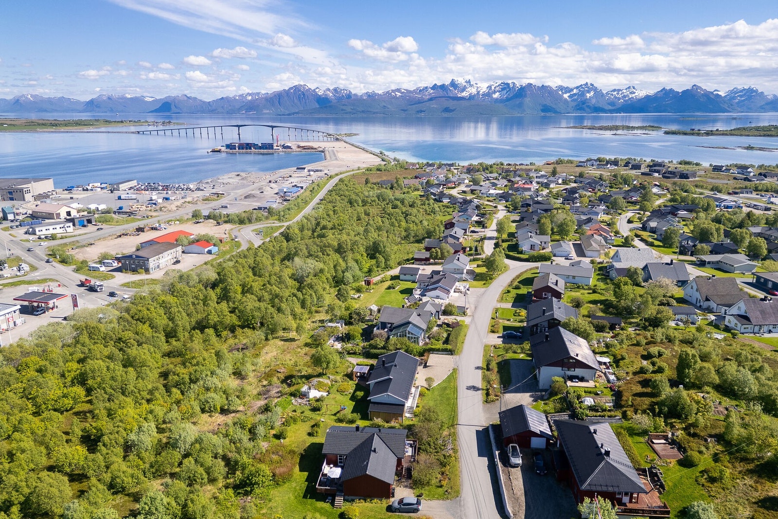 Bussholdeplassen Svanev kryss Lomveien ligger kun et par minutters gange unna. Galleribilde