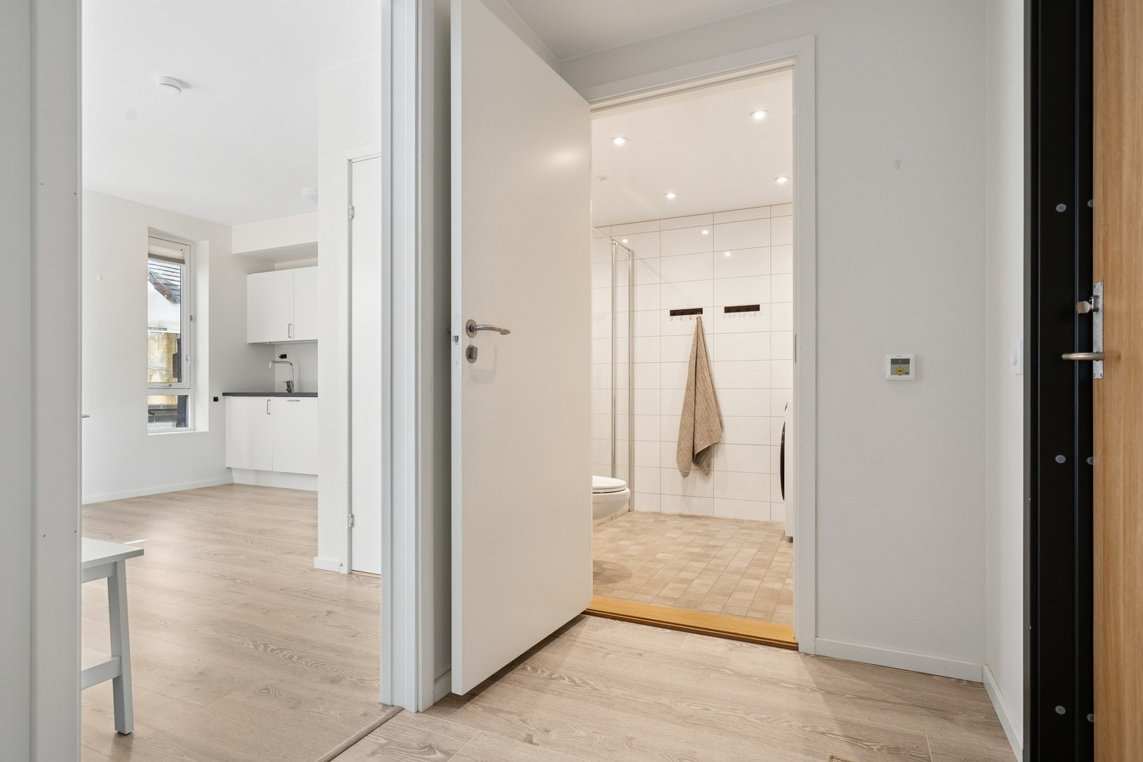 Praktisk entré med plass til jakkeoppheng og skohylle. Galleribilde