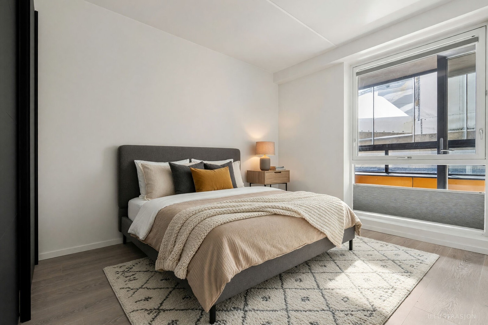 Stort soverom med stor skyvedørsgarderobe. Her er det god plass til både seng og oppbevaring. Galleribilde