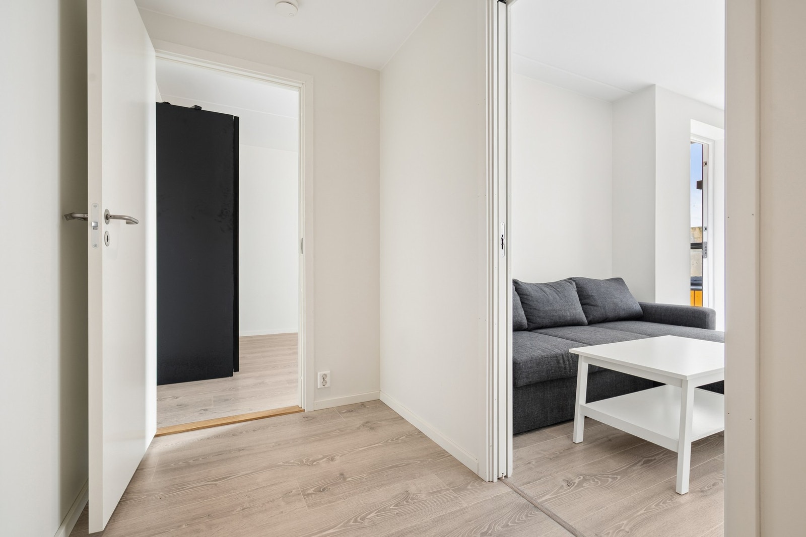 Gangen mellom alle rom i leiligheten. Leiligheten er så og si umøblert idag. Galleribilde