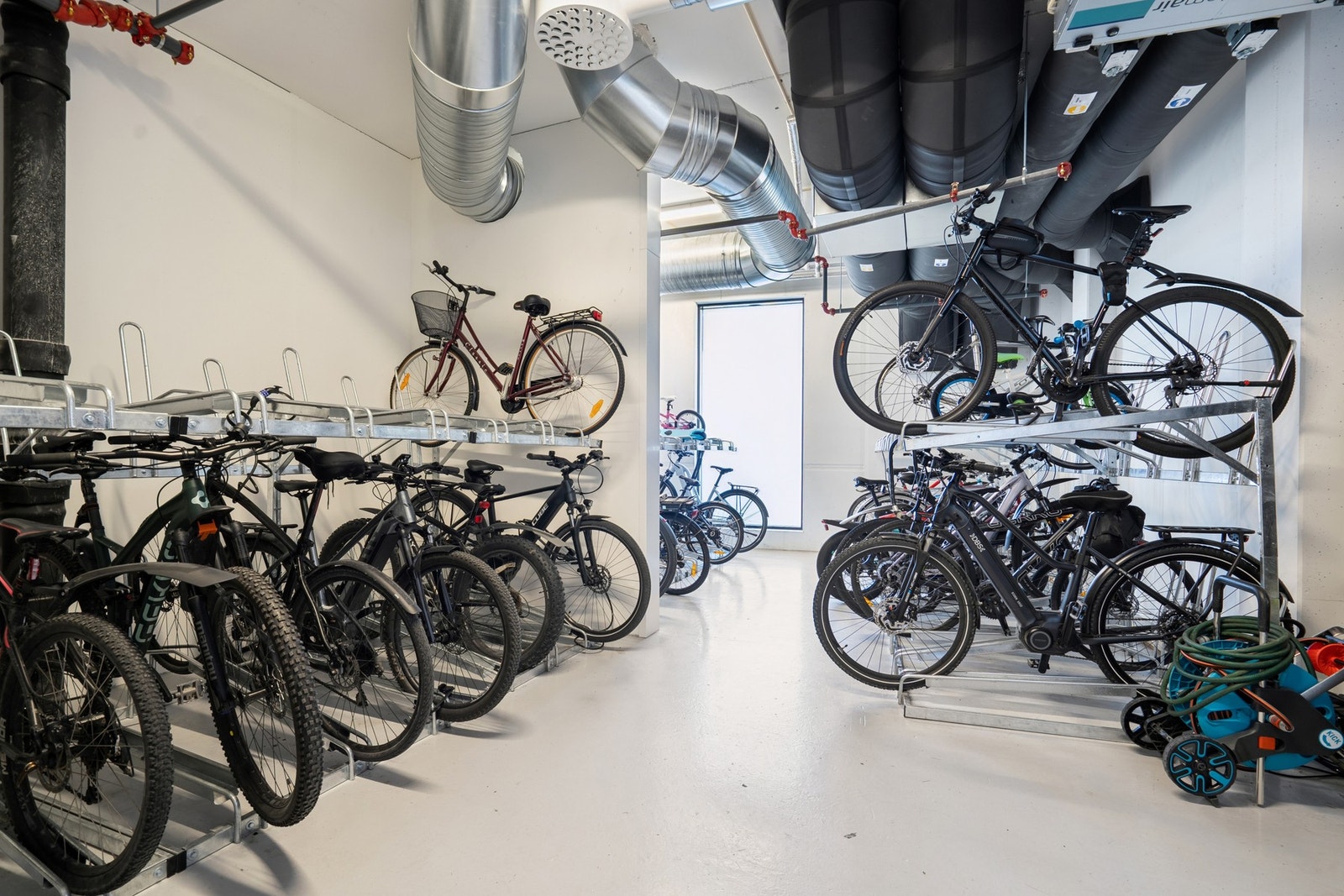 Sameiet har felles sykkelbod. Galleribilde