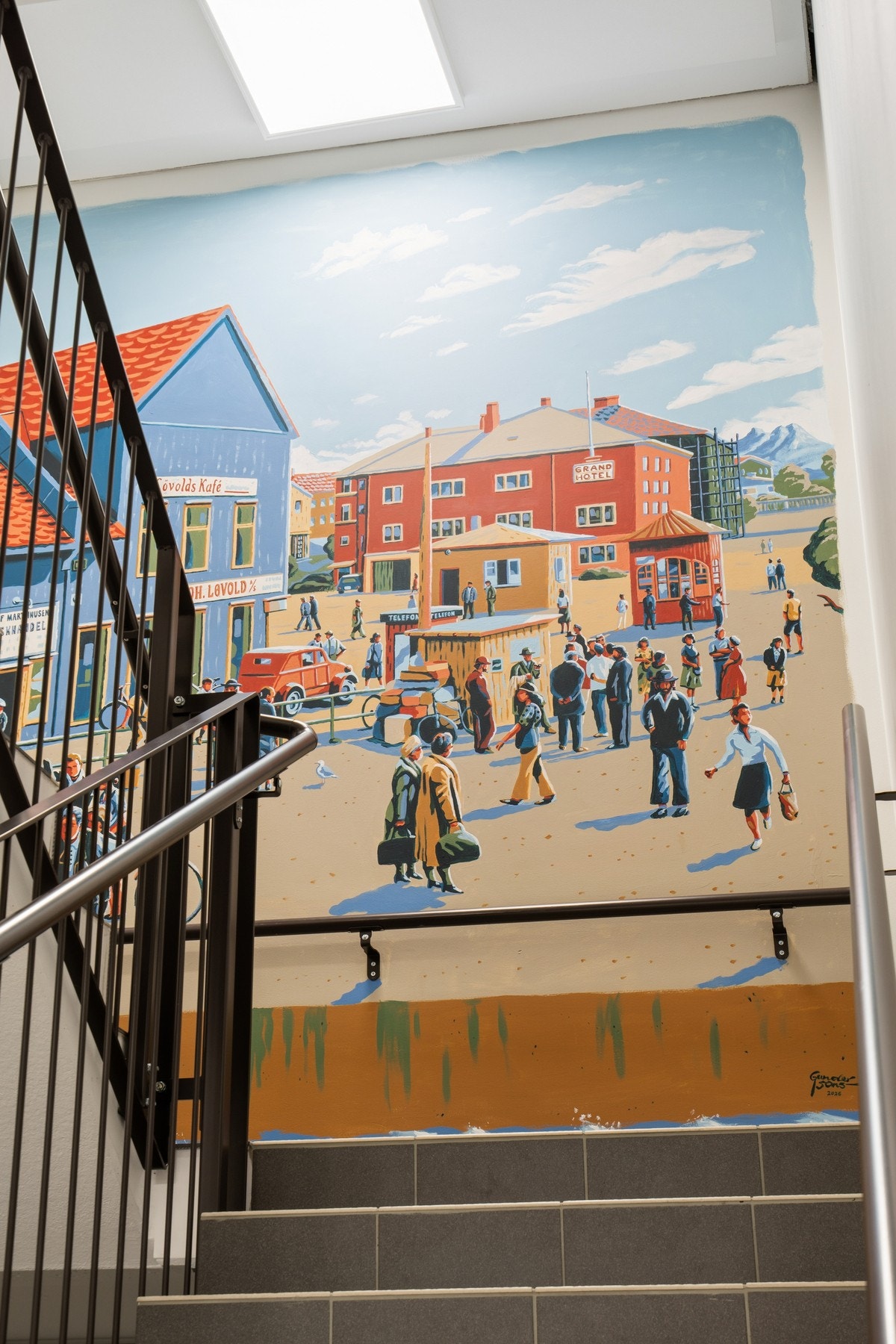 Fellesarealene er utsmykket med et større veggmaleri og bygget har heis. Galleribilde