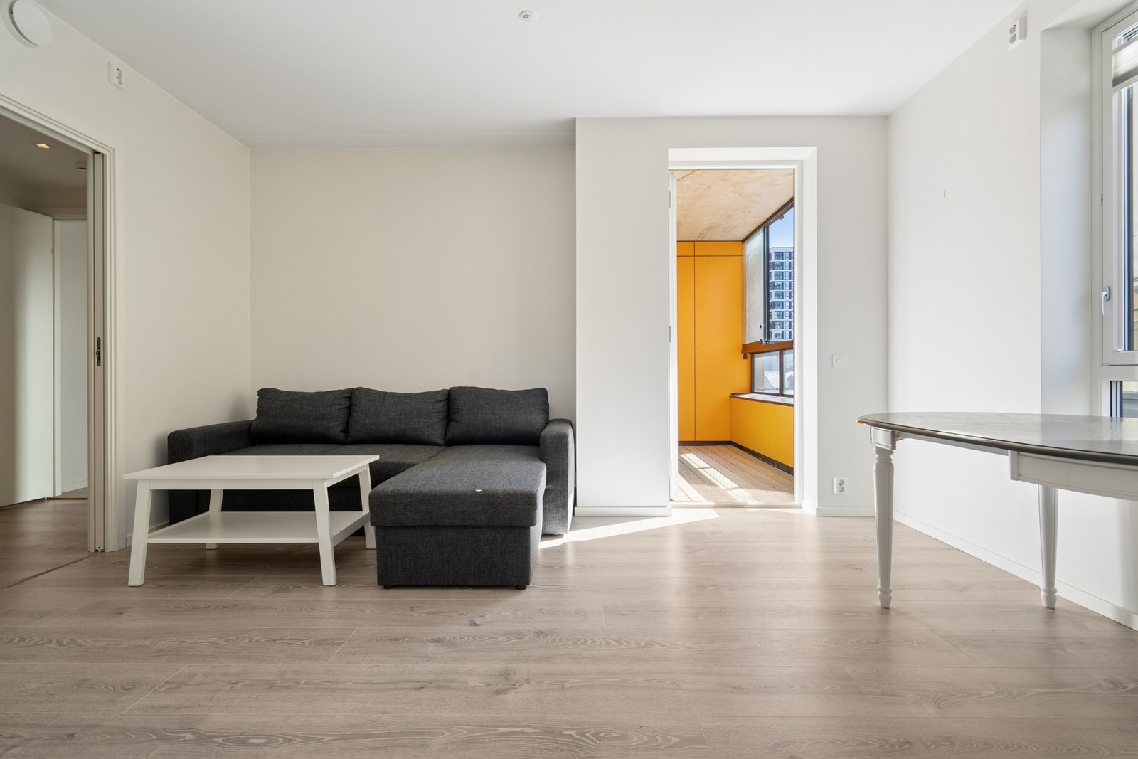 Boligen har moderne løsninger som vannbåren gulvvarme og balansert ventilasjon. Galleribilde