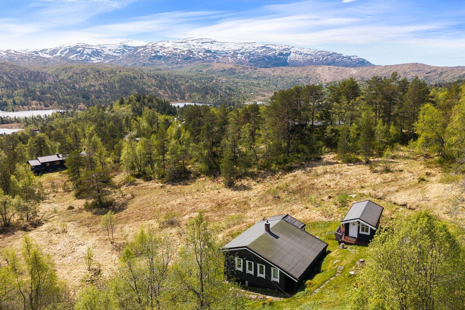 - I tillegg finner man preparerte skiløyper rett like ved. For de som elsker å være utendørs og omgitt av vakker natur, er Kvamskogen et enestående fjellområde. - Galleribilde