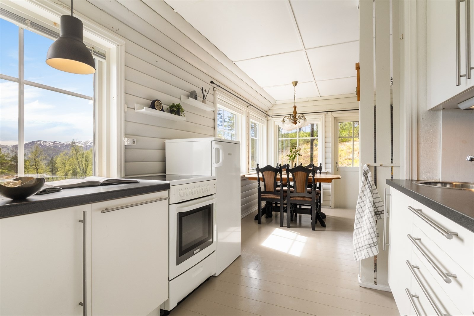 - Ikea kjøkkeninnredning fra 2010 med slette fronter og laminat benkeplate - Galleribilde