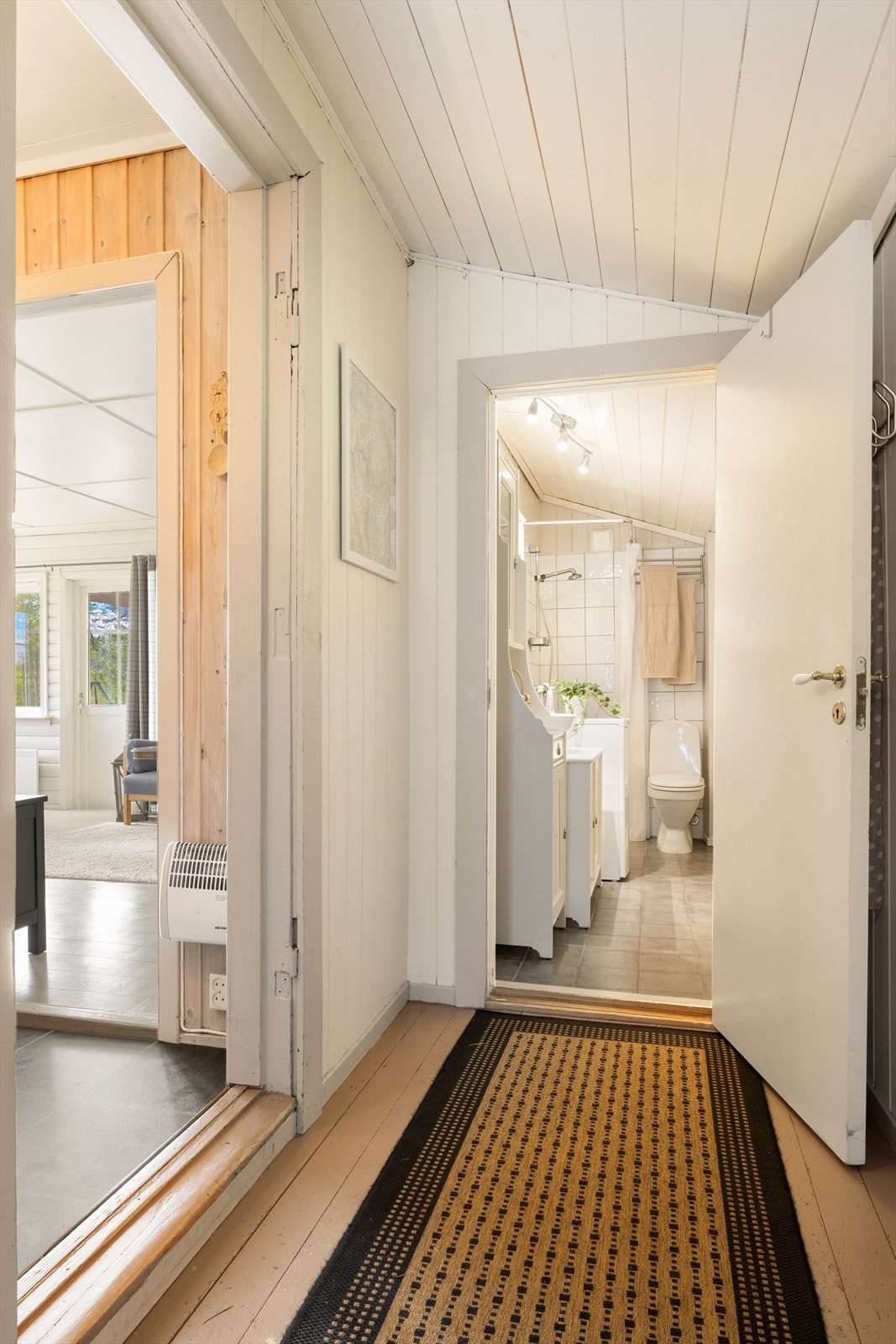 - Fra entréen er det tilgang til baderommet - Galleribilde