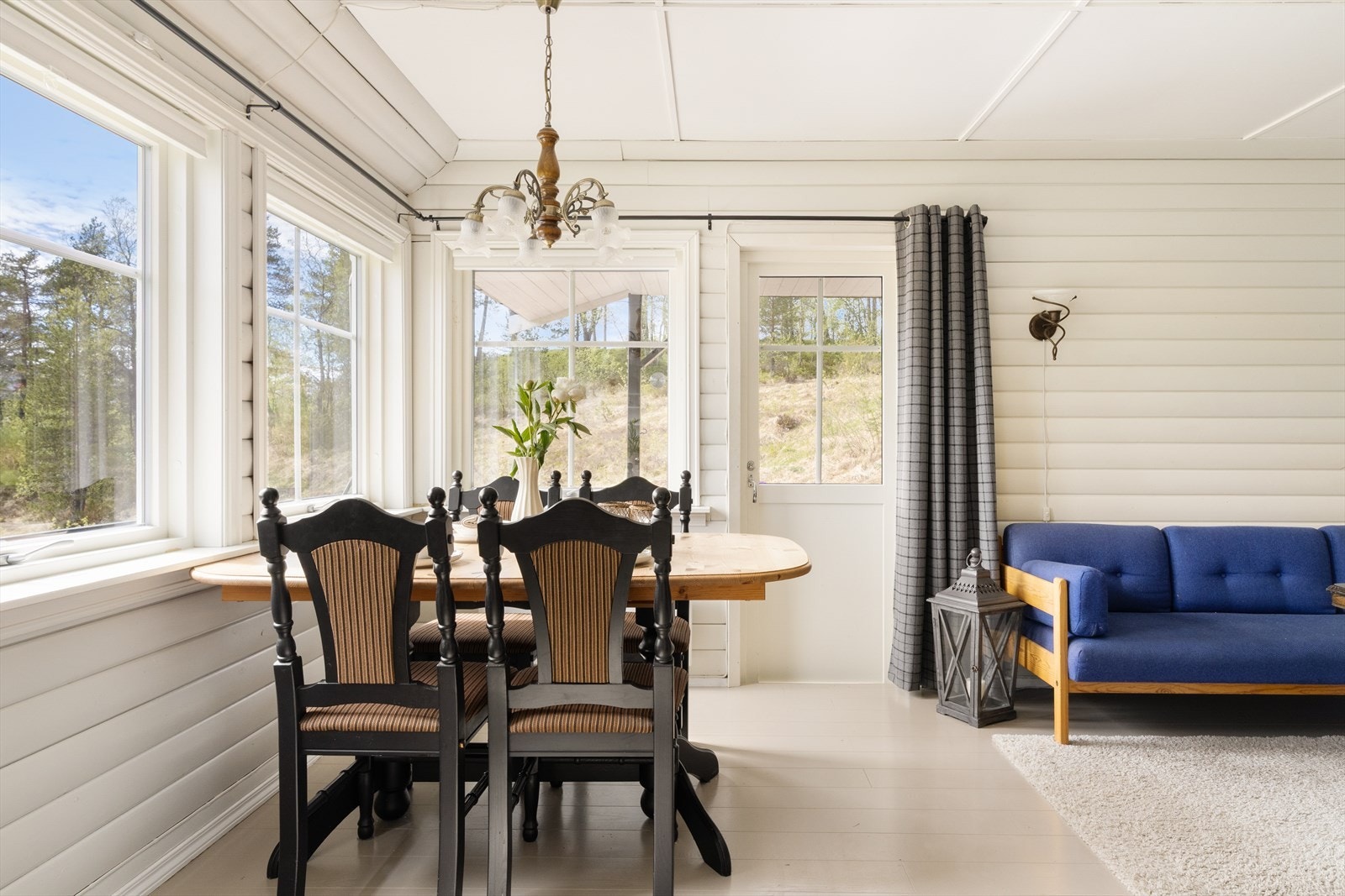 - Store vindusflater som slipper rikelig med naturlig lys inn - Galleribilde