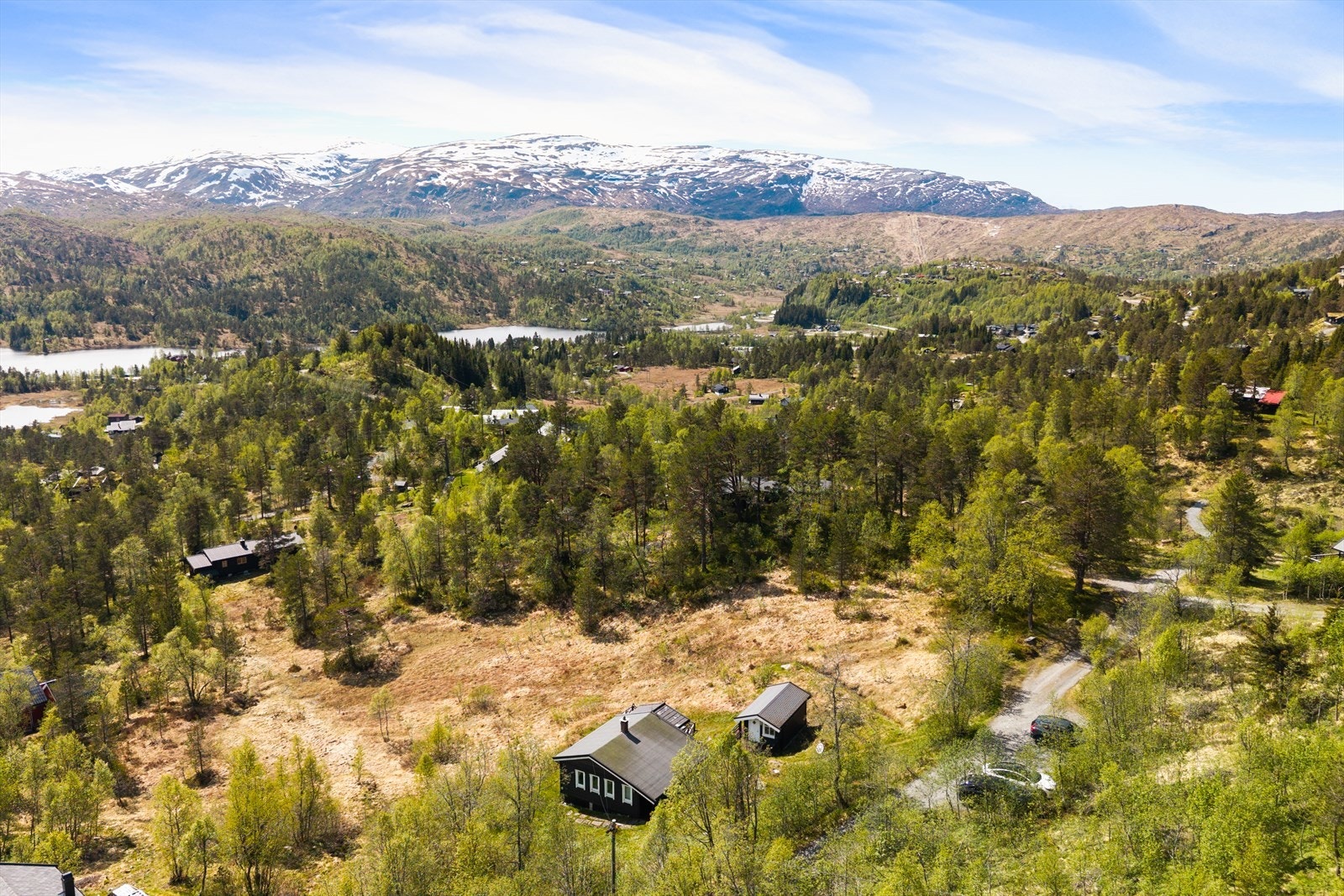 - Eiendommen ligger i et etablert hyttefelt på Byrkjesete på Kvamskogen. Vendt mot sør med flott utsikt over nærområde og fjellene. Det opplyses at det er gode solforhold. - Galleribilde
