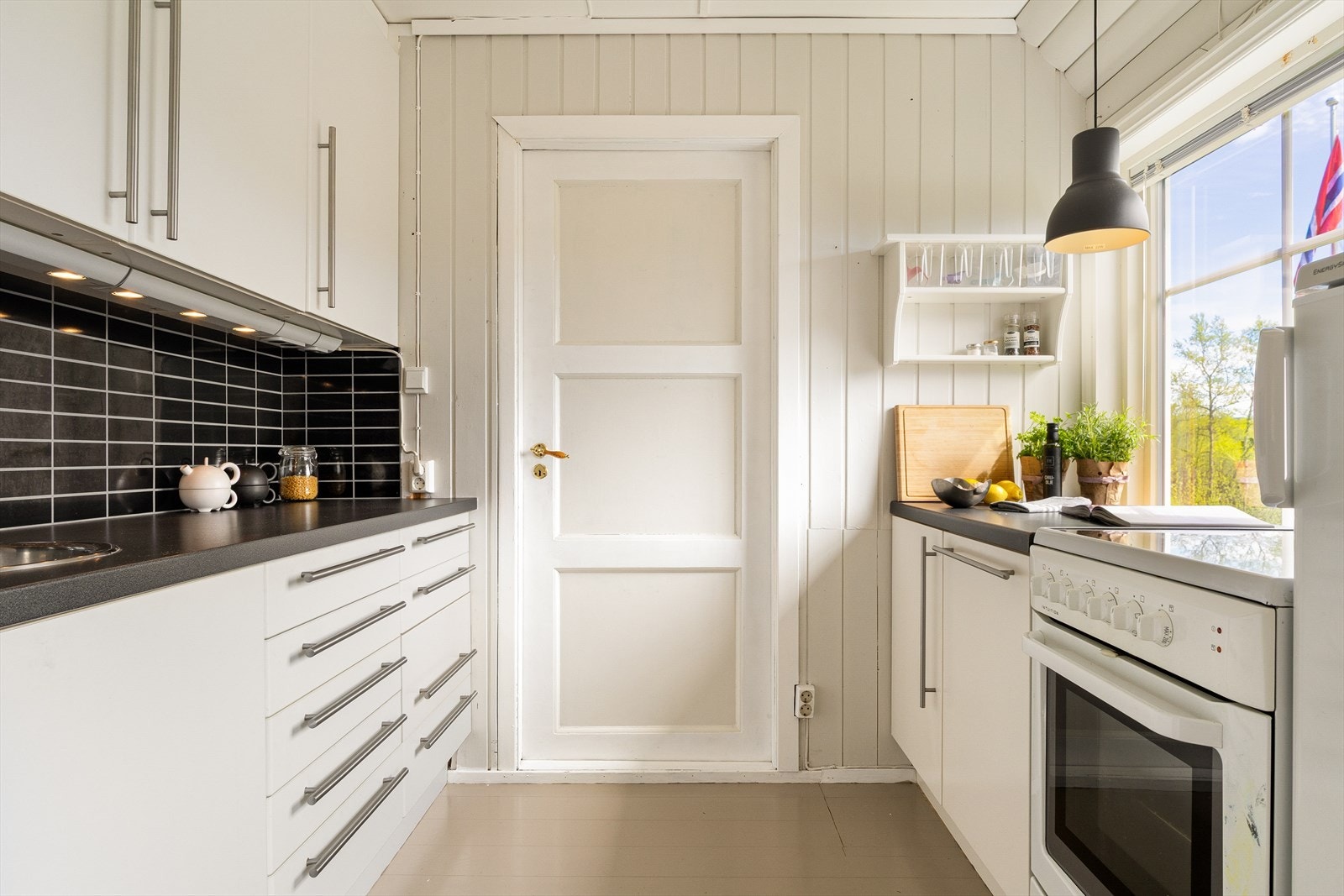 - Rikelig med oppbevaringsplass og arbeidsbenker - Galleribilde