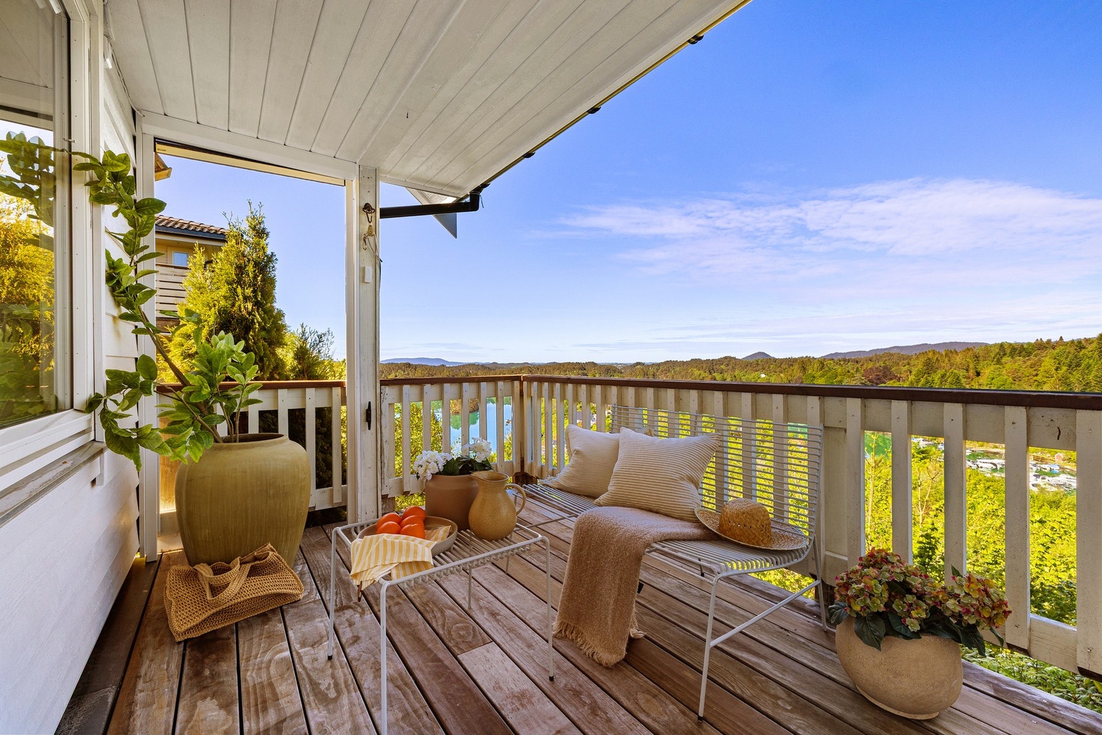 Terrasse med praktisk takoverbygg med plass til koselig sittegruppe. Galleribilde