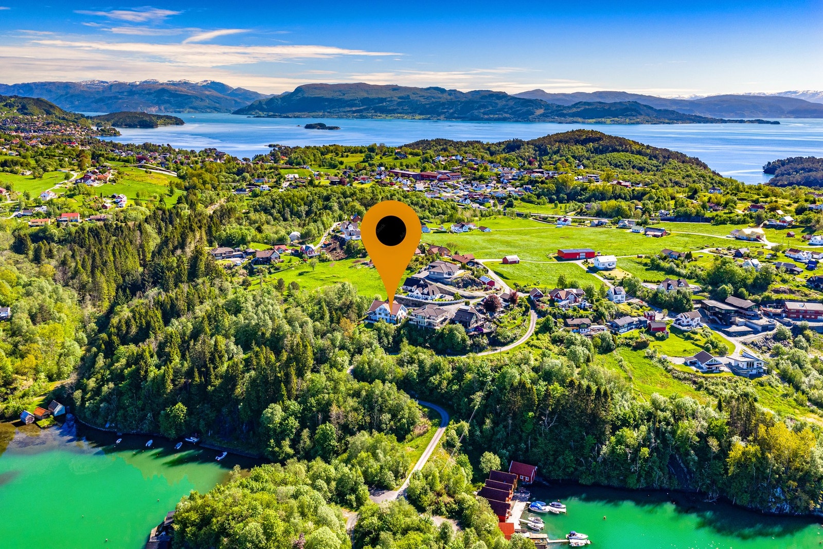 Eiendommen har en attraktiv beliggenhet i et etablert og barnevennlig boligområde i Knutavegen. Galleribilde