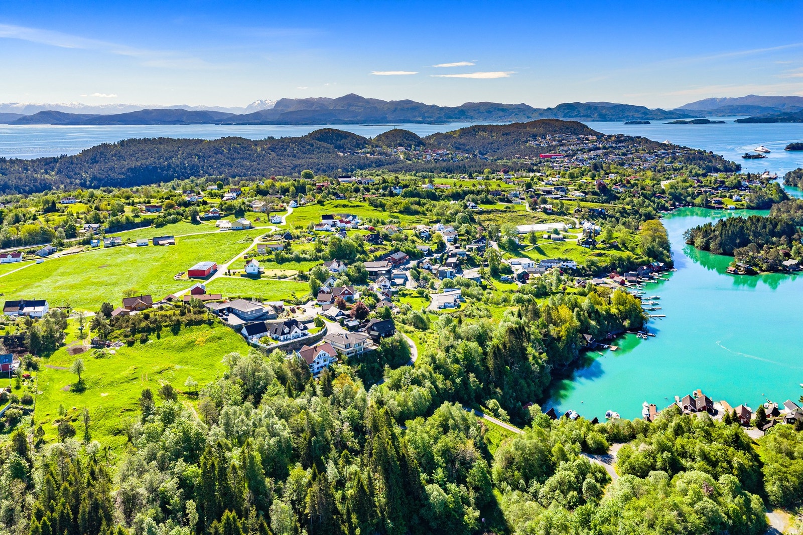 Det er kort avstand til både dagligvare, barnehage, skole og kollektivtransport. Nærmeste dagligvarebutikk er Kiwi Moberg, ca. 3,9 km fra eiendommen. Galleribilde