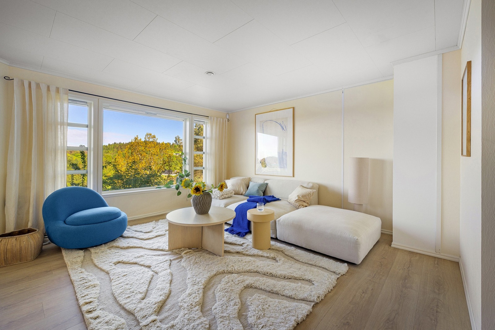 Stue-og kjøkkenområdet er på ca. 53,3 m² med god plass til å innrede i ulike soner med både sitte-og spisegrupper. Galleribilde