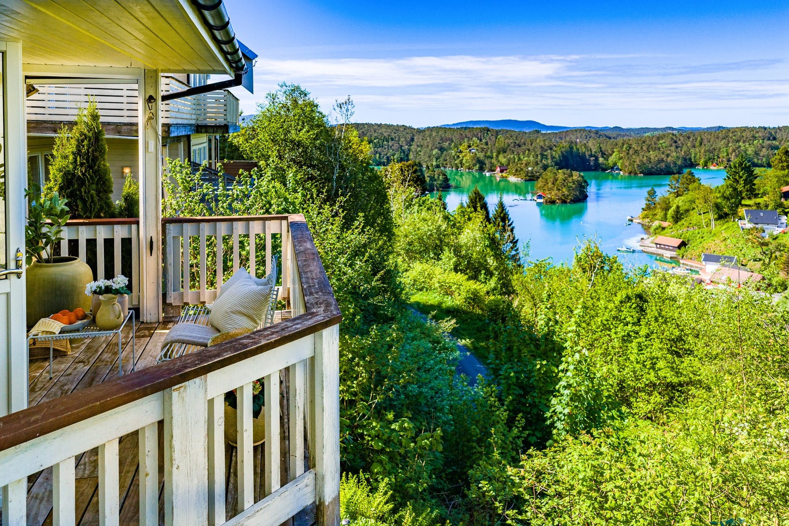 Fra stue-og kjøkkenområdet har en egen utgang til terrasse på boligens framside. Galleribilde