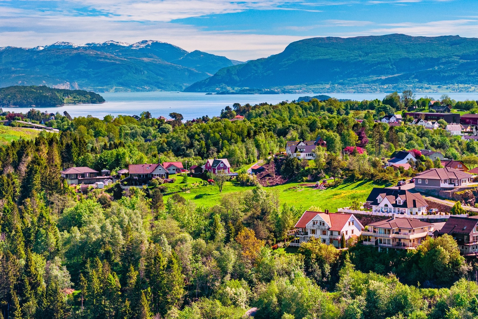 Nærmeste barnehage er Søre Neset FUS barnehage, ca. 1,8 km fra eiendommen, mens Lunde barneskole ligger ca. 1,2 km unna. Galleribilde