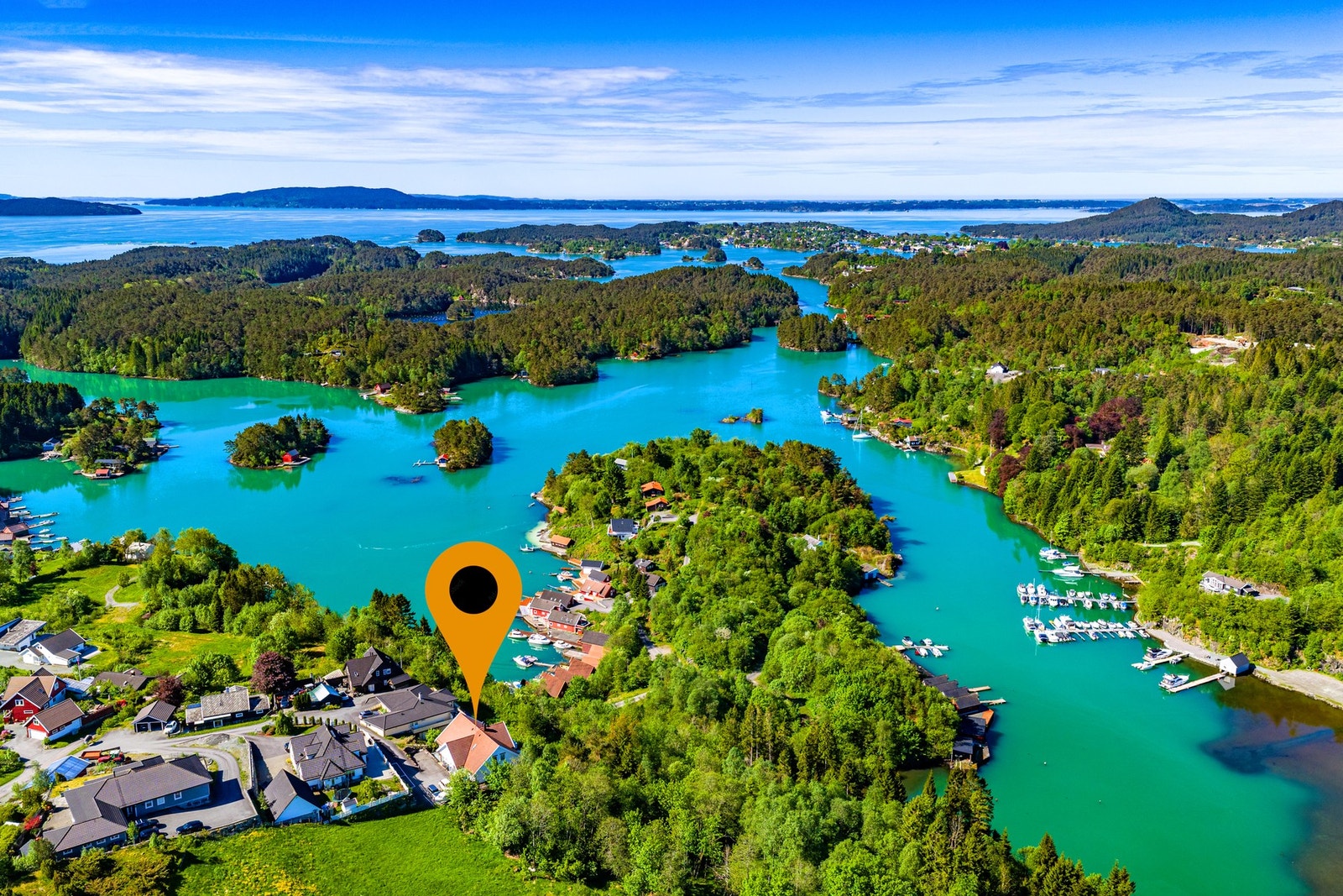 Boligen har en landlig og naturskjønn beliggenhet, med kort avstand til det meste en trenger i hverdagen. Galleribilde