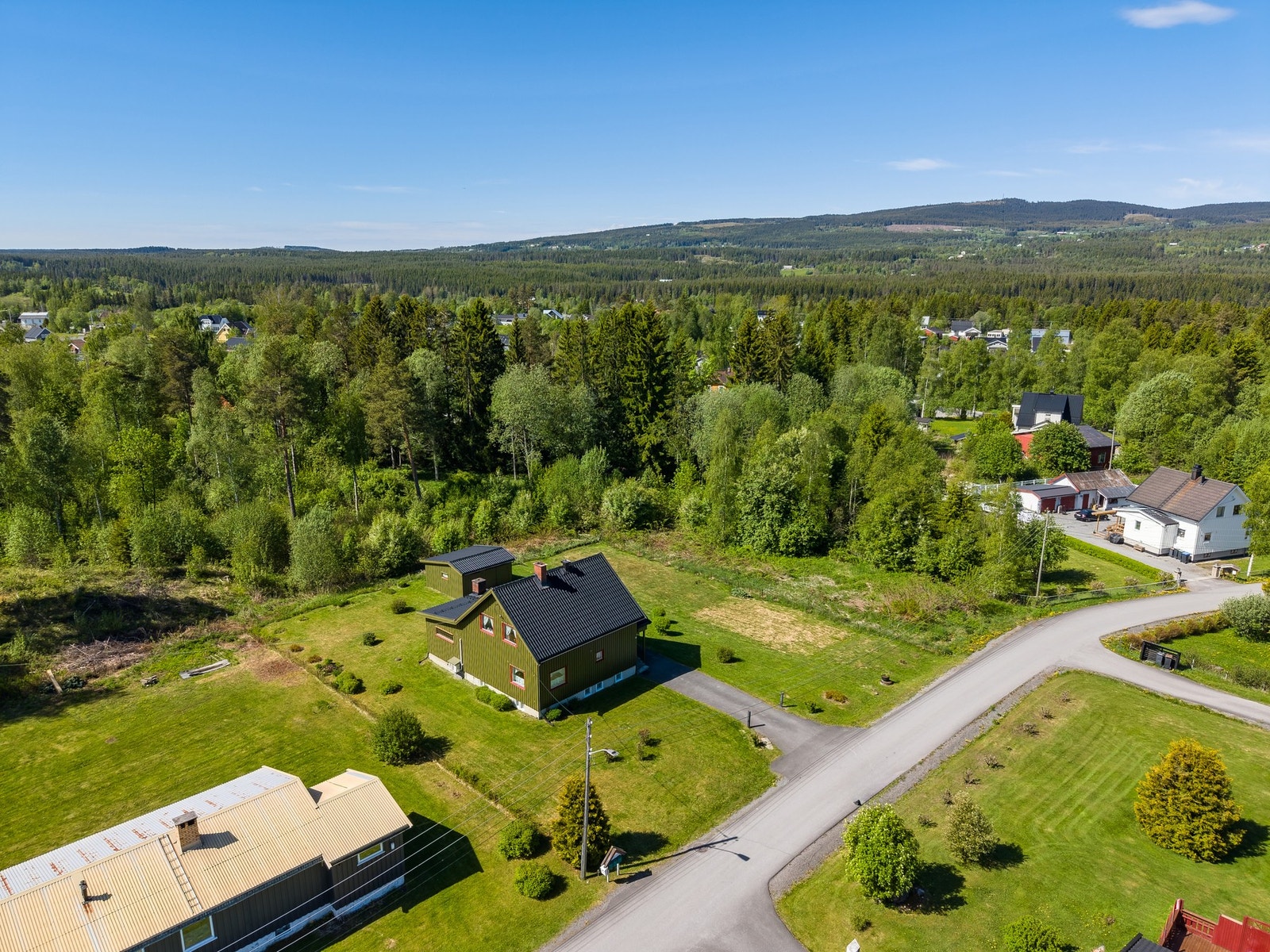 På Reinsvoll har du enkel tilgang til et bredt utvalg av fasiliteter med 5 minutter til Raufoss og 15 minutter til Gjøvik. Galleribilde
