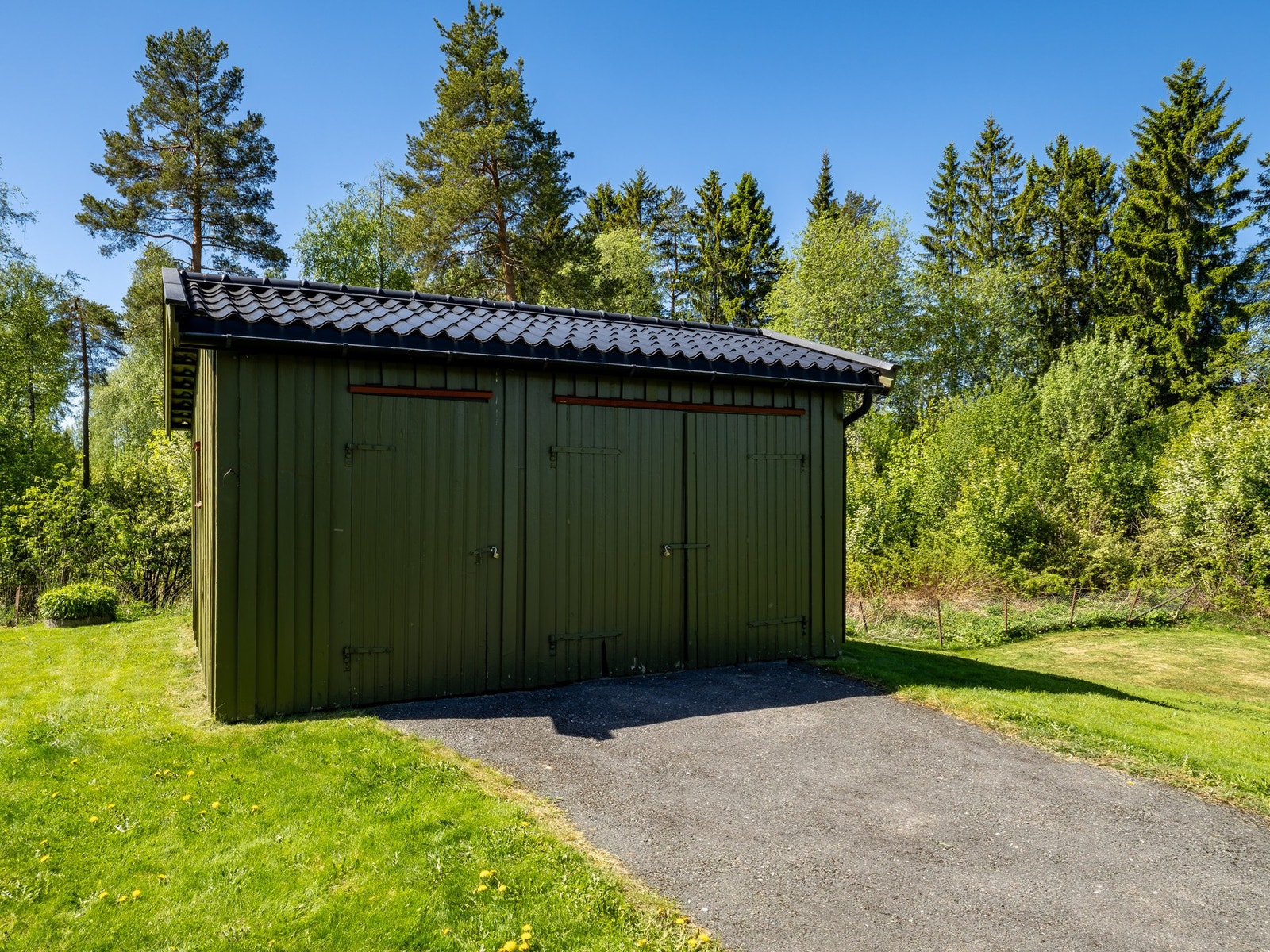 Garasje/ uthus oppført i 1956 har enkel standard. Galleribilde