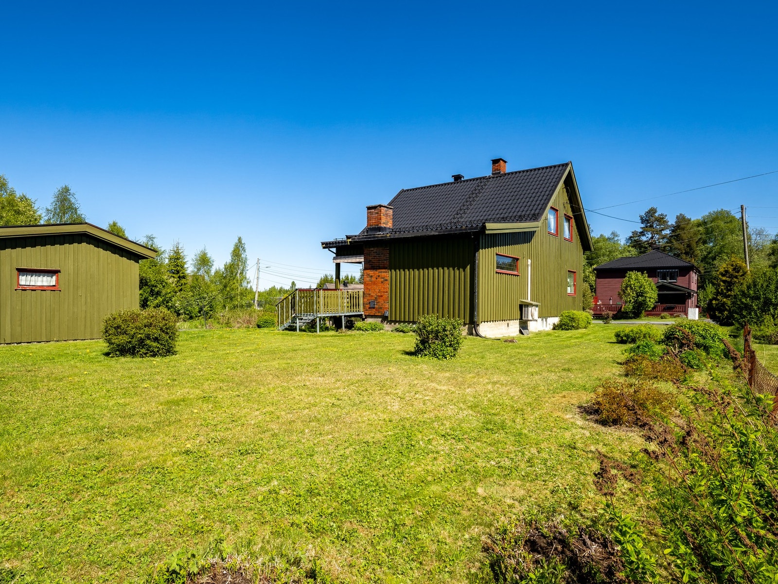 Muligheter for å ha en ganske så skjermet og hyggelig hage på baksiden av huset. Galleribilde