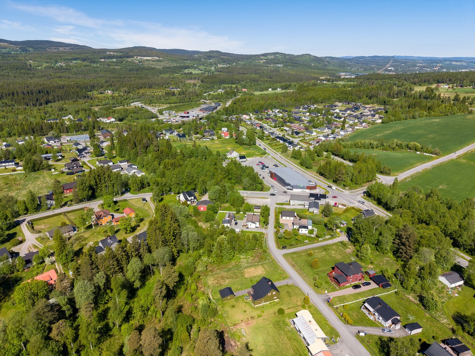 Reinsvoll stasjon ligger i gangavstand og gir enkel tilgang til kollektivtransport, mens et godt utbygd veinett gjør det lett å komme seg rundt med bil. Galleribilde