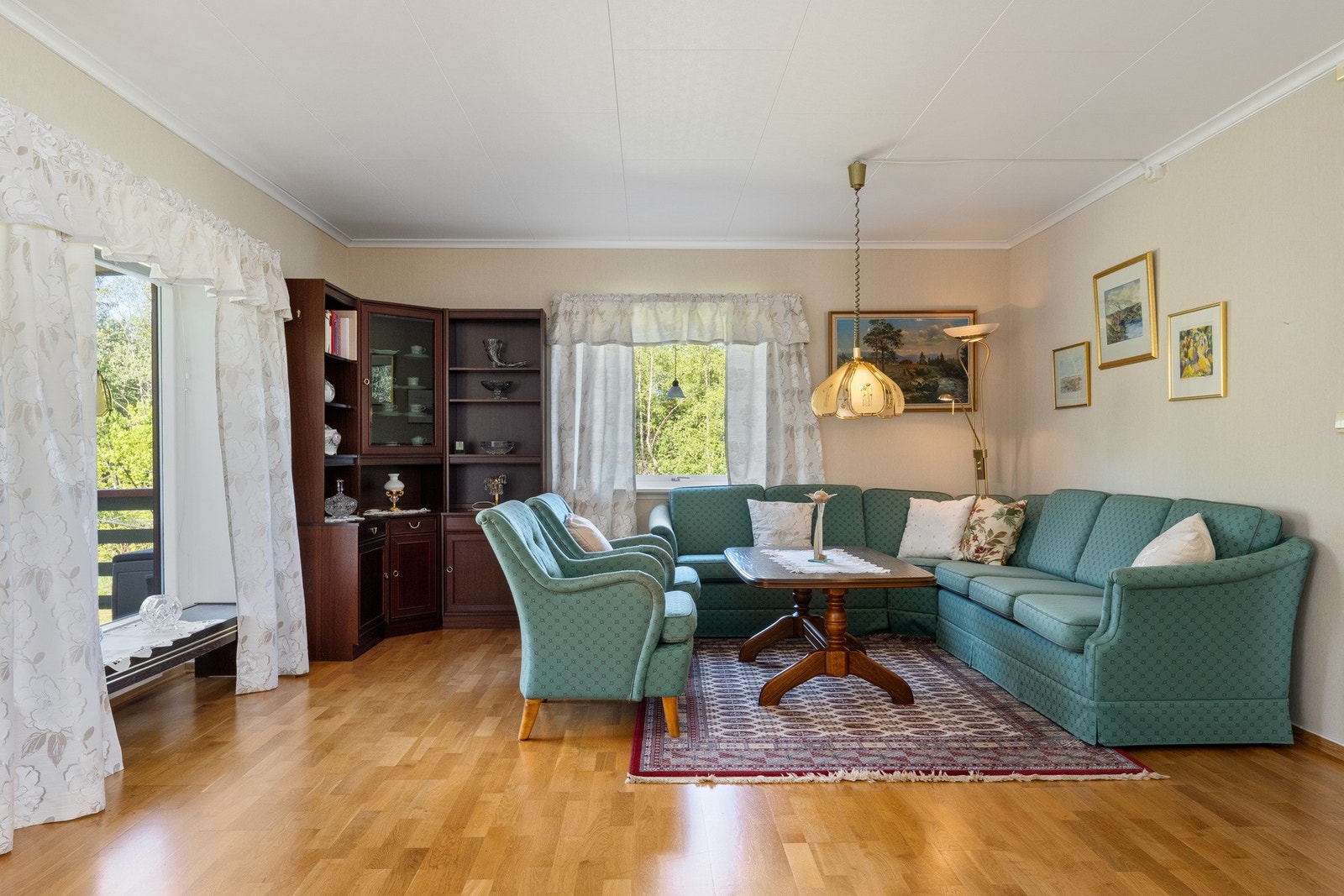 Lys og hyggelig stue med store vindusflater. Galleribilde