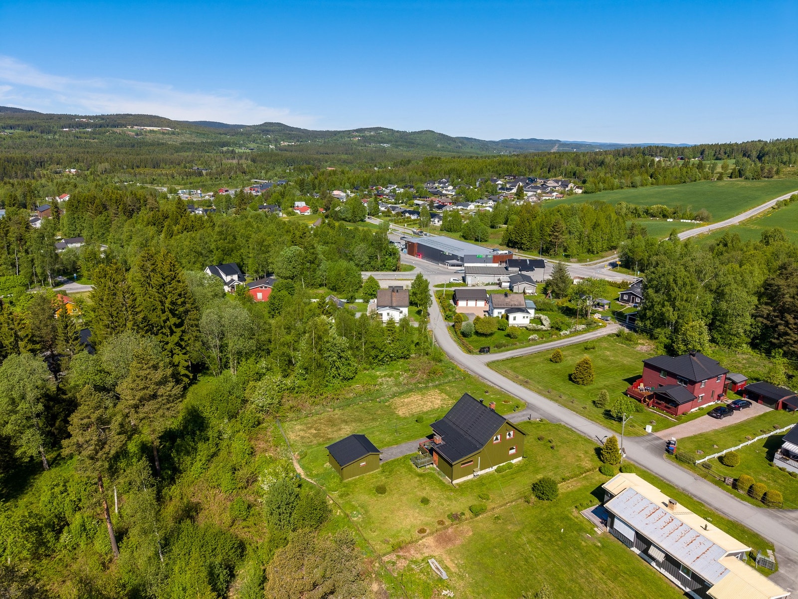 En svært sentralt plasset enebolig i Reinsvoll med gangavstand til butikk, bensinstasjon, togstasjon, bussholdeplass, barnehage, barneskole og idrettshall. Galleribilde