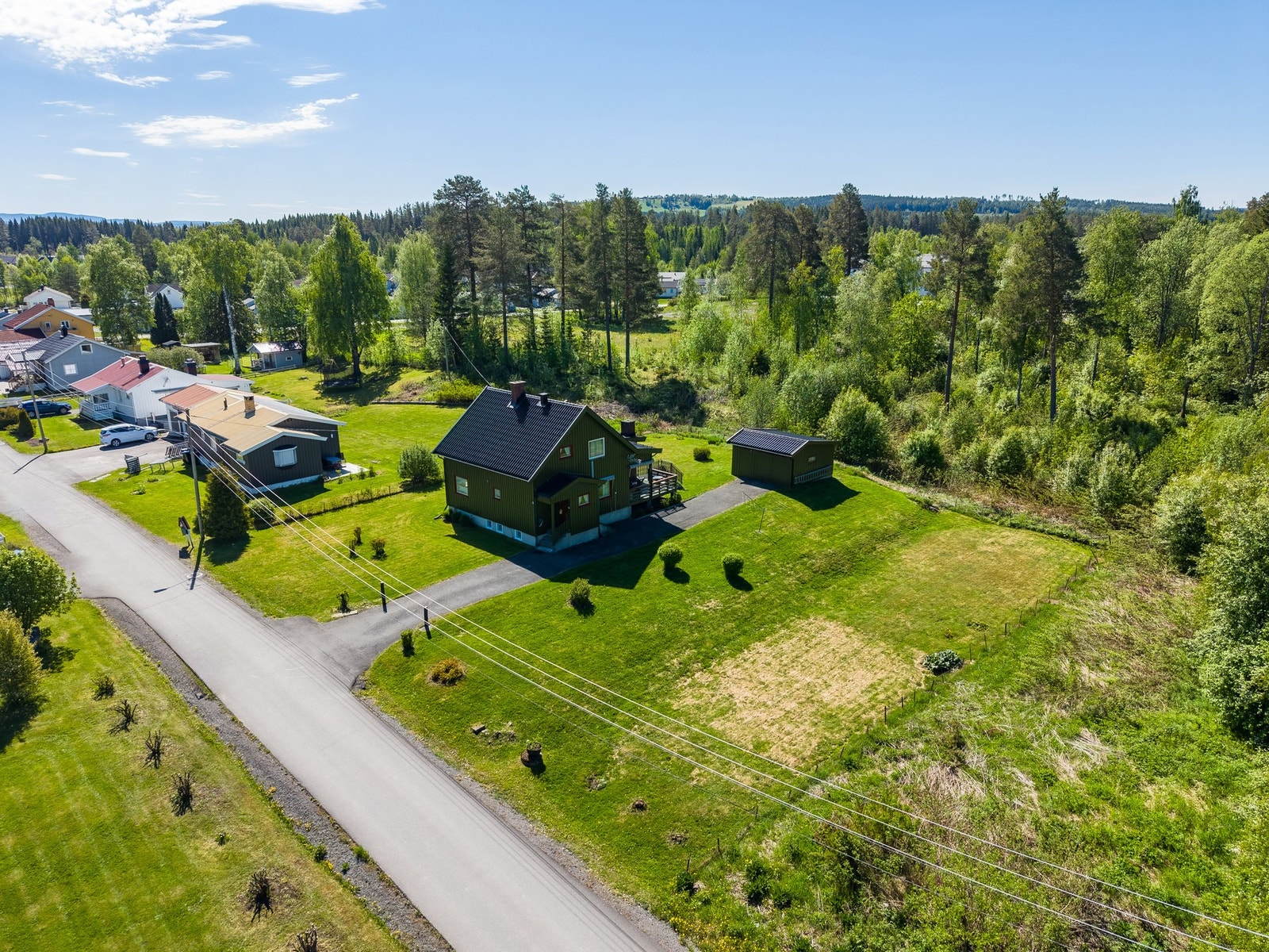 Kommunen har et bredt tilbud innen skole, barnehage, kultur og idrett, og legger til rette for en aktiv og innholdsrik hverdag for innbyggerne. Galleribilde