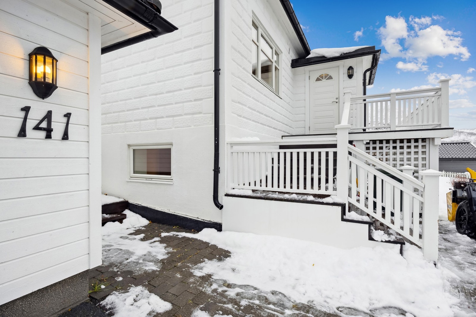 Fint utenfor boligen med brostein Galleribilde