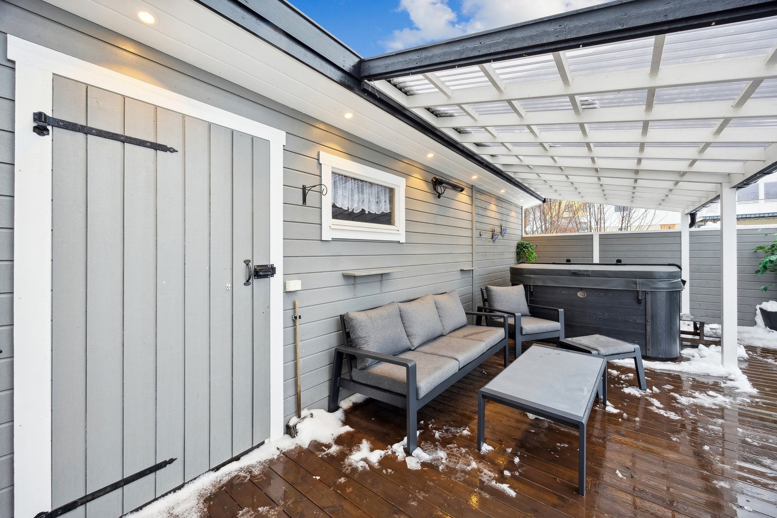 Her er det et koselig uteområde til ettermiddag/ kvelden med jacuzzi Galleribilde
