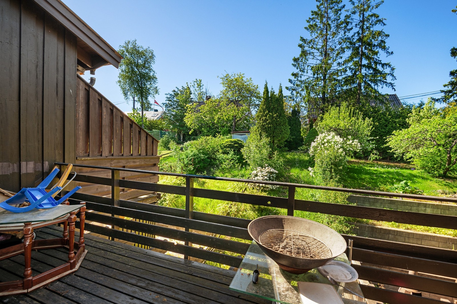Terrasse mot solrik hage Galleribilde