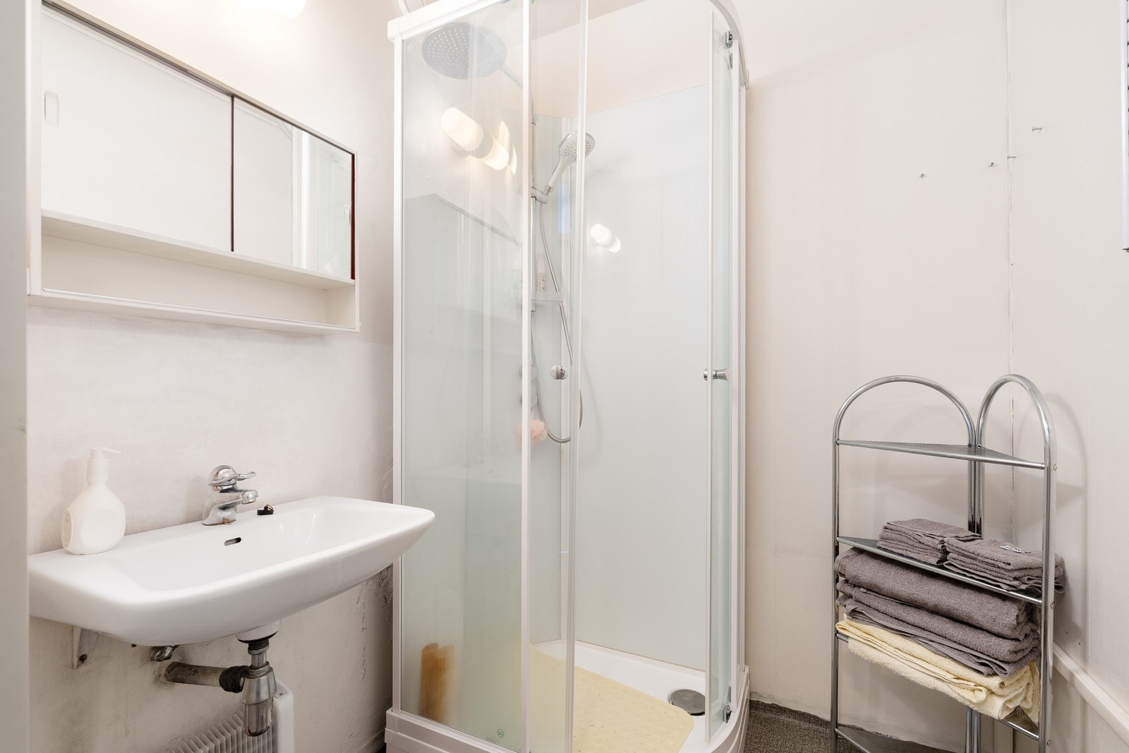 Baderom utstyrt med servant og panelovn. Galleribilde
