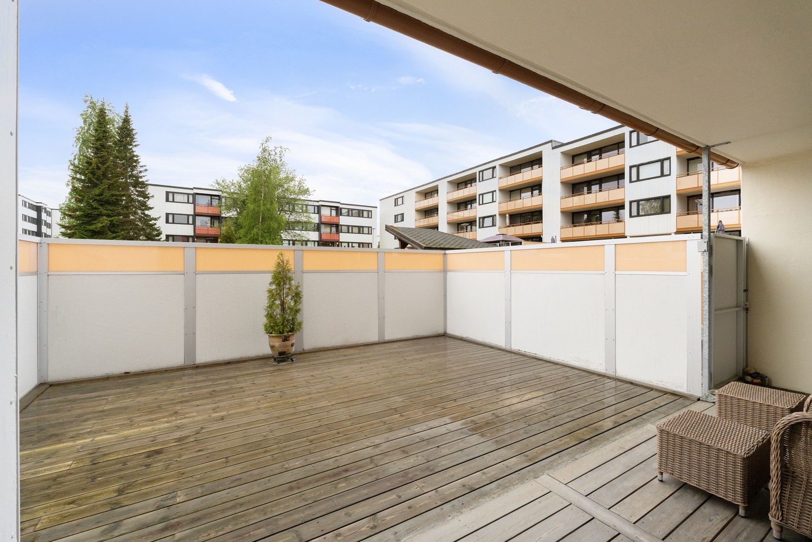 Fra stuen er det direkte utgang til en vestvendt terrasse med ypperlige solforhold. Galleribilde