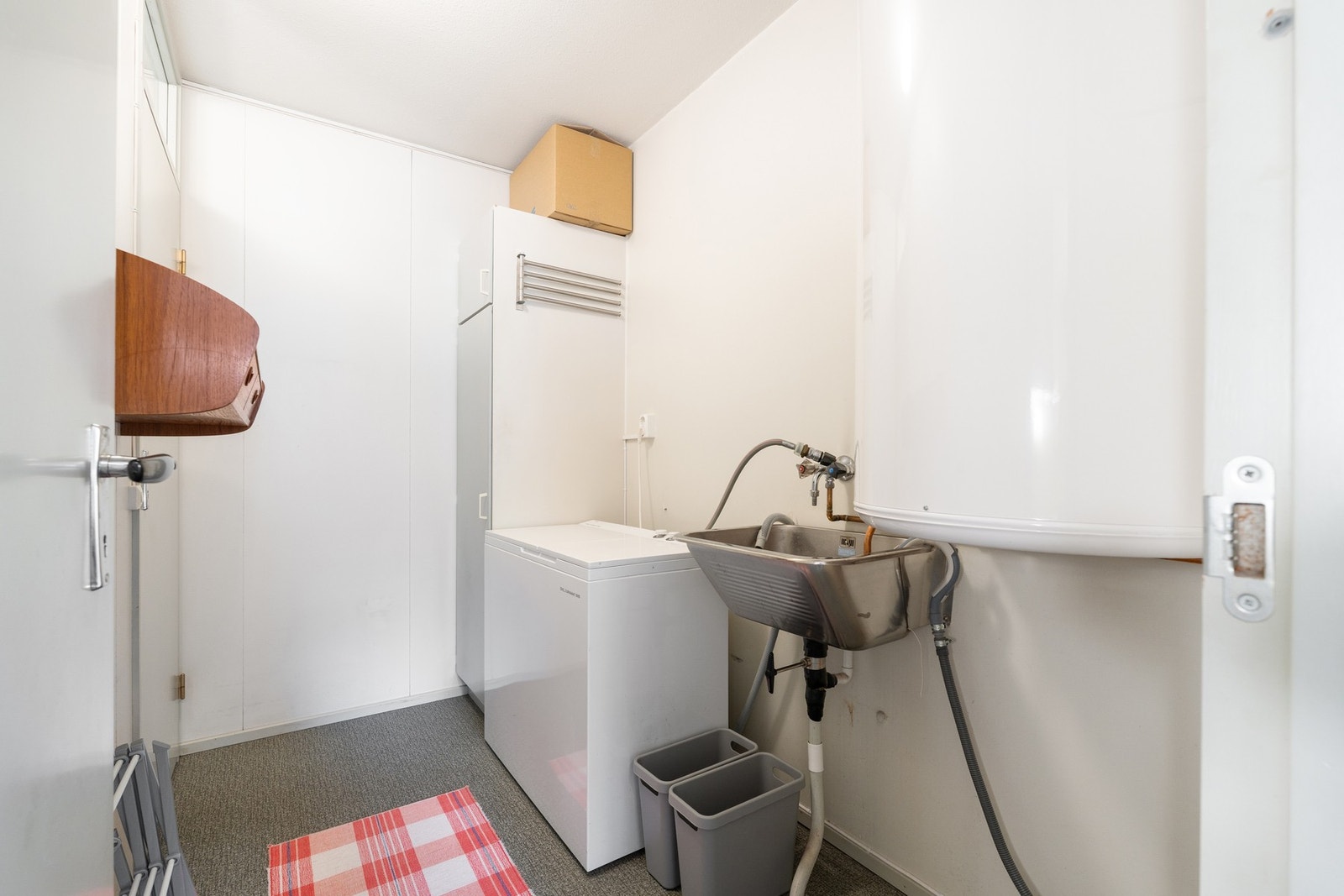Eget vaskerom med opplegg for vaskemaskin, varmtvannsbereder og utslagsvask. Galleribilde