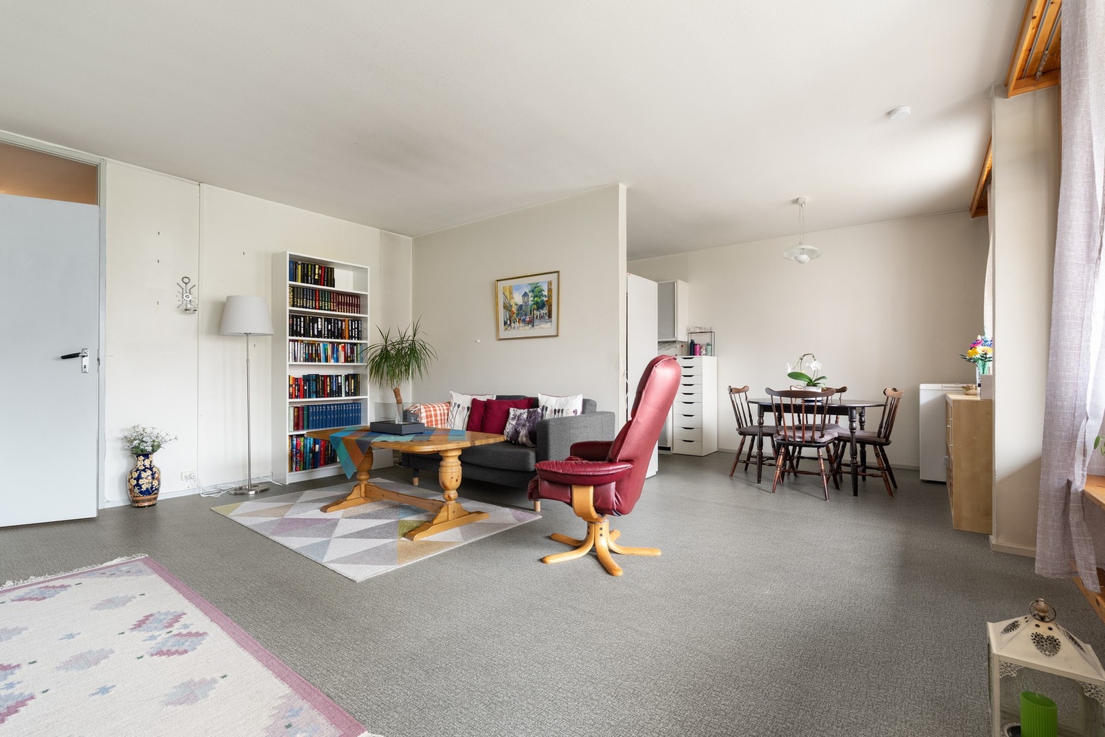 Romslig oppholdsrom på 34 m² med godt lysinnslipp og gode møbleringsmuligheter. Galleribilde