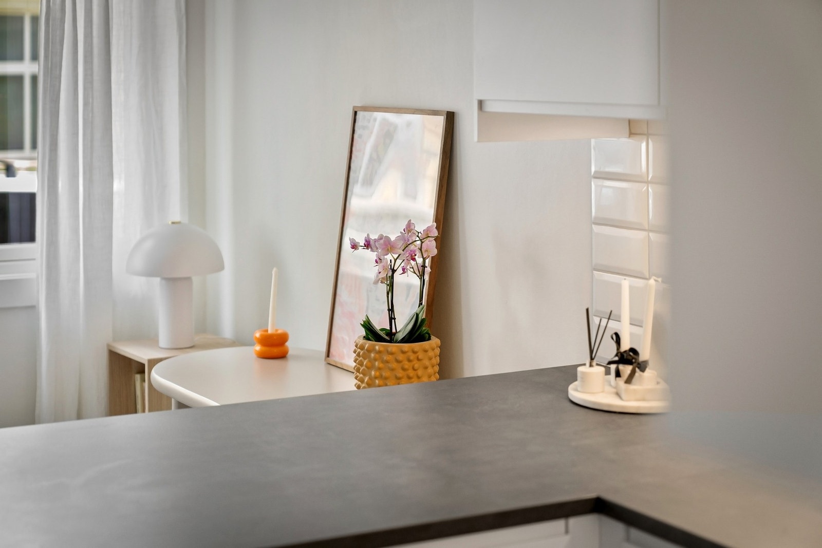 Praktisk øy med sitteplass. Galleribilde