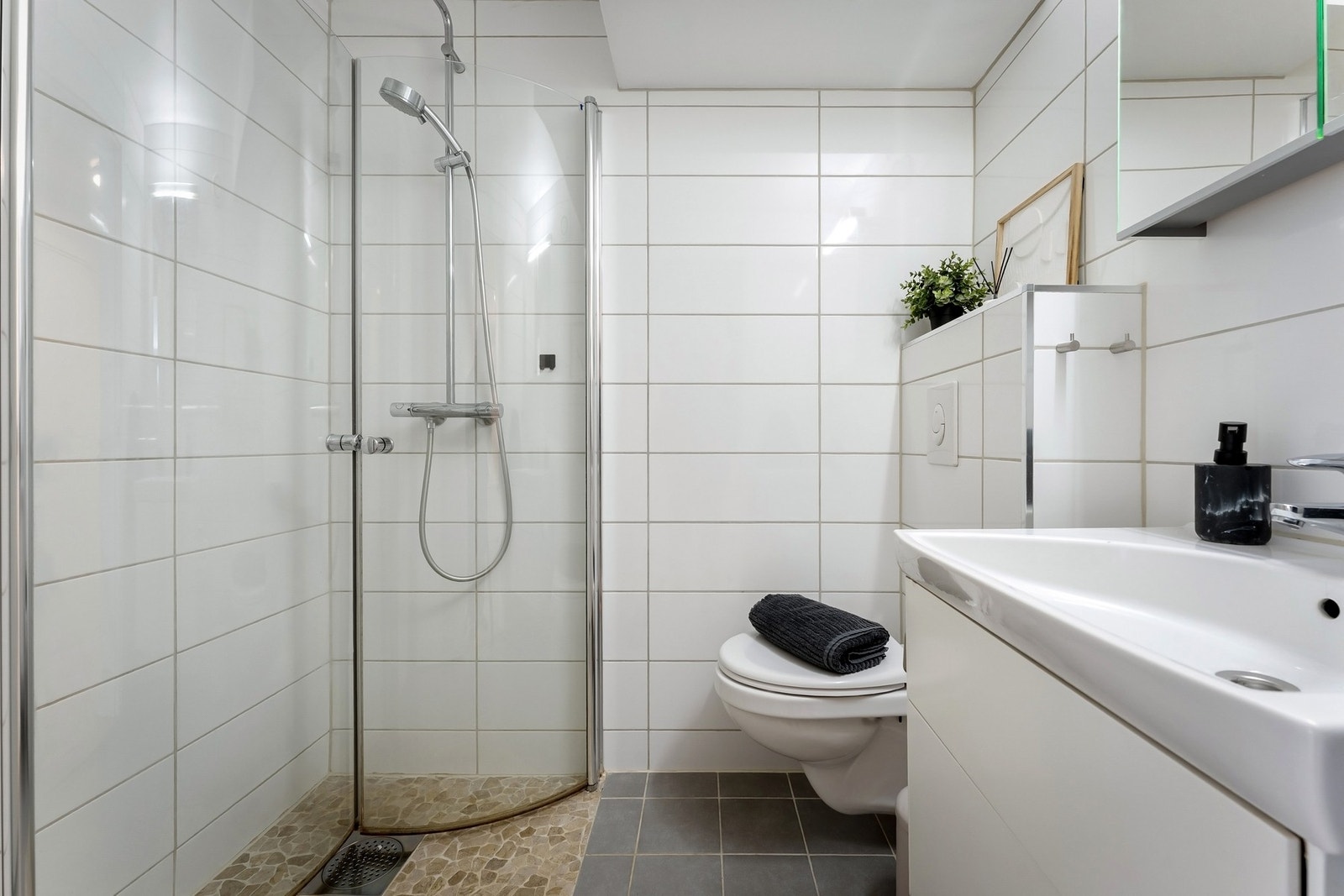 Helfliset baderom fra 2015 med gulvvarme. Galleribilde