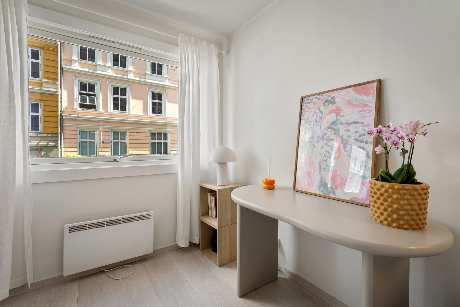 Mye naturlig lysinnslipp fra store vindusflater. Galleribilde
