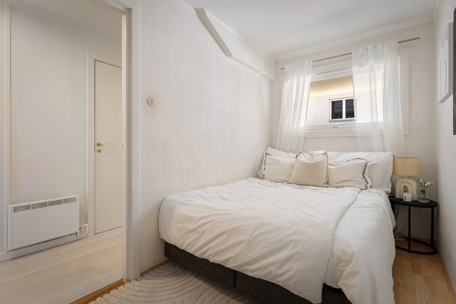Leiligheten har to soverom, begge vendt mot bakgård. Galleribilde