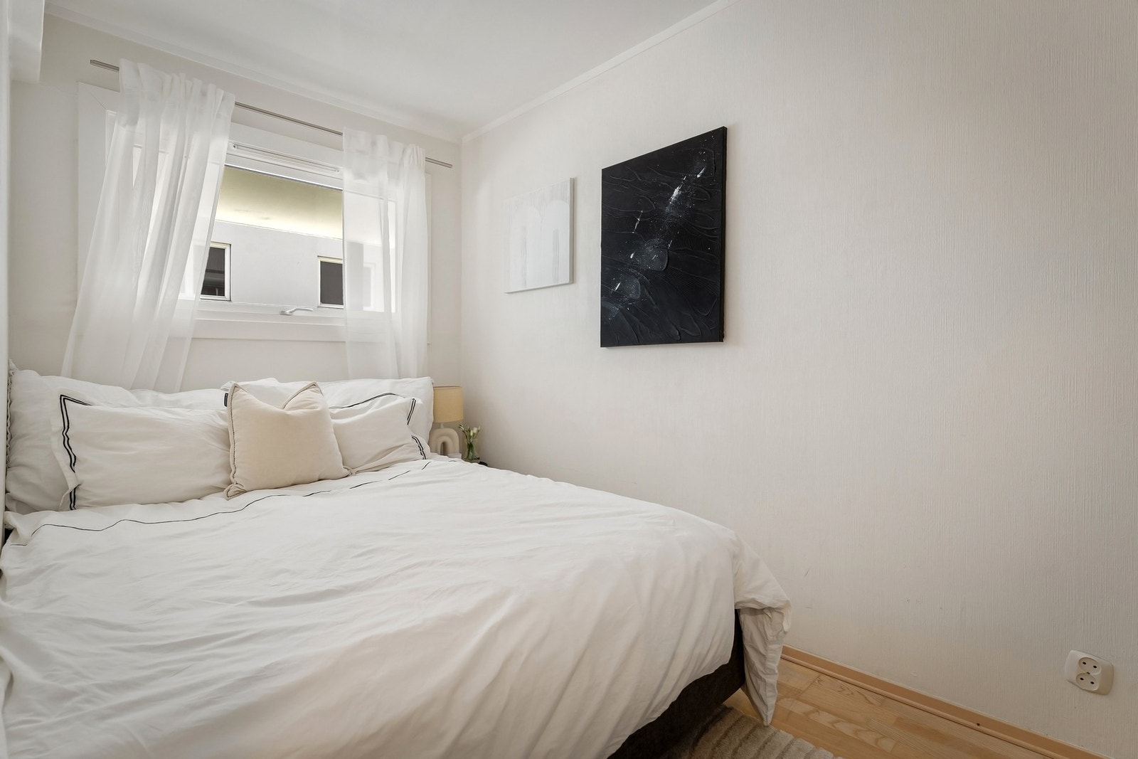 Hovedsoverommet har stor dobbeltseng og tilhørende nattbord. Galleribilde