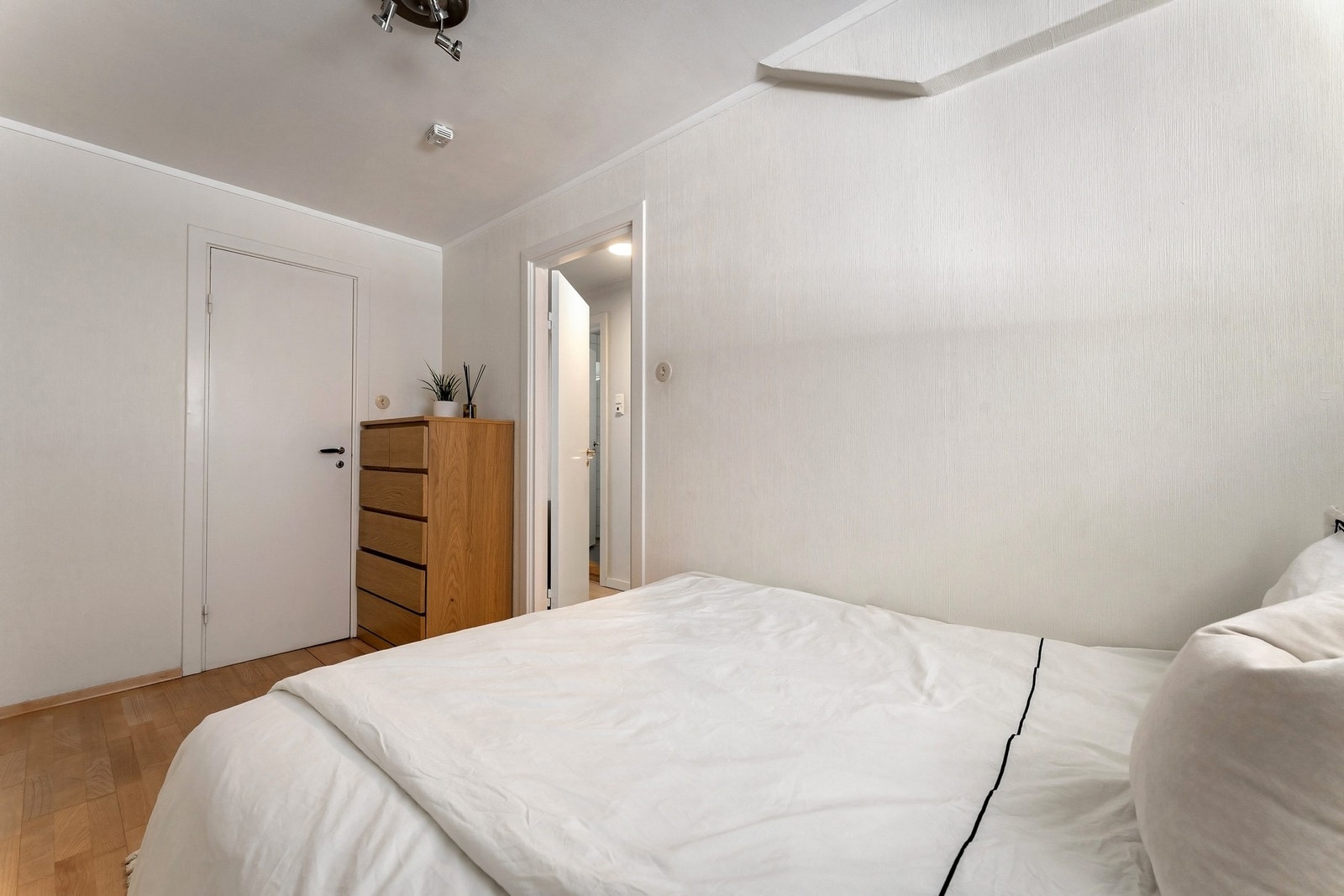 Det er videre adkomst til walk-in garderobe. Galleribilde