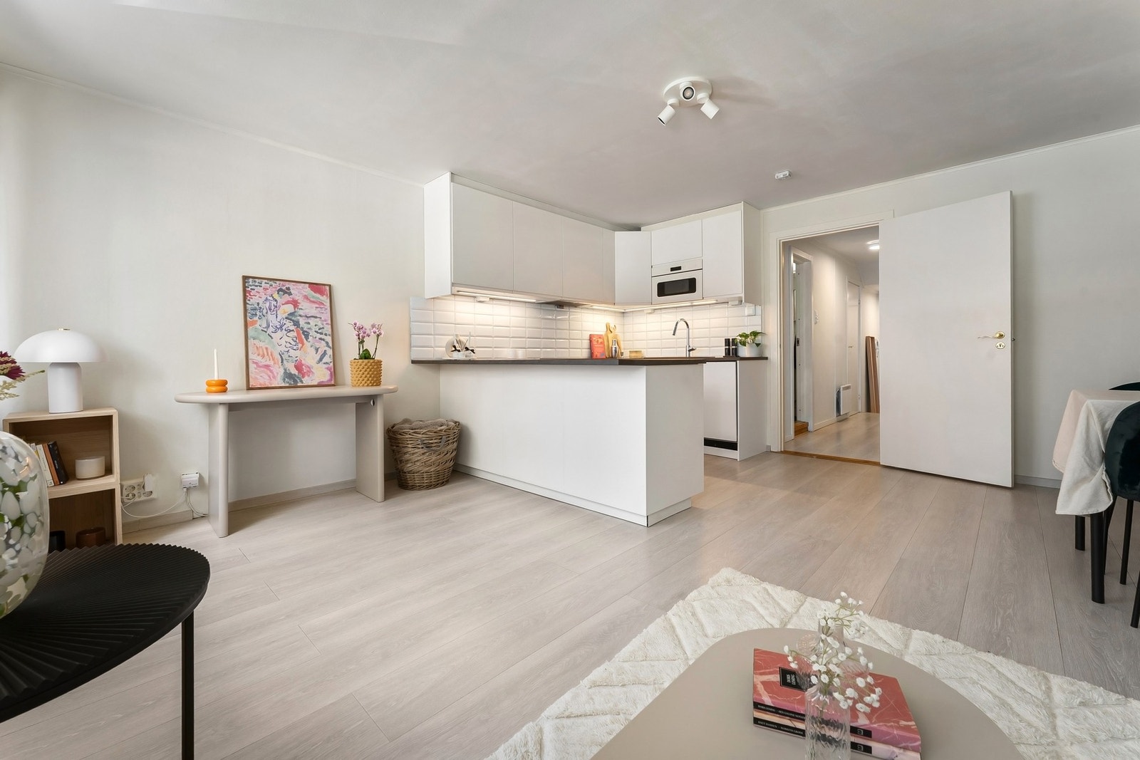 Overflatene er lysmalte i en behagelig fargetone. Galleribilde