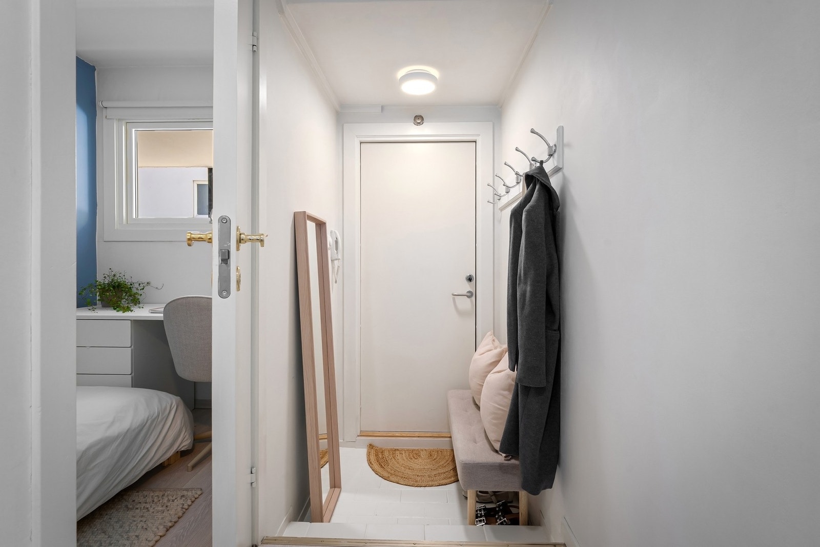 Plass for klesoppheng og oppbevaring av sko. Galleribilde