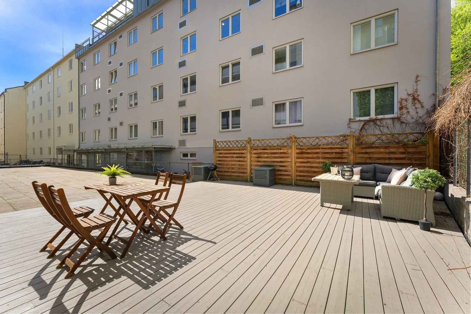 Flott felles terrasse i bakgården. Galleribilde