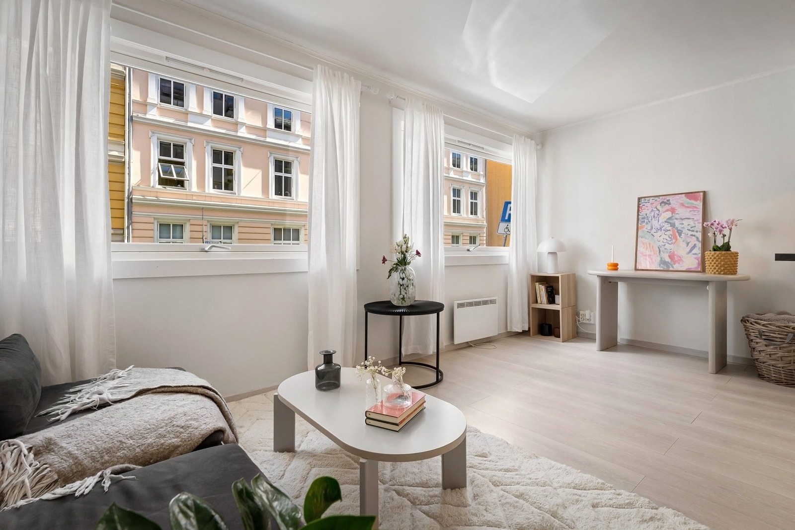 Leiligheten ligger i en høy 1. etasje. Galleribilde